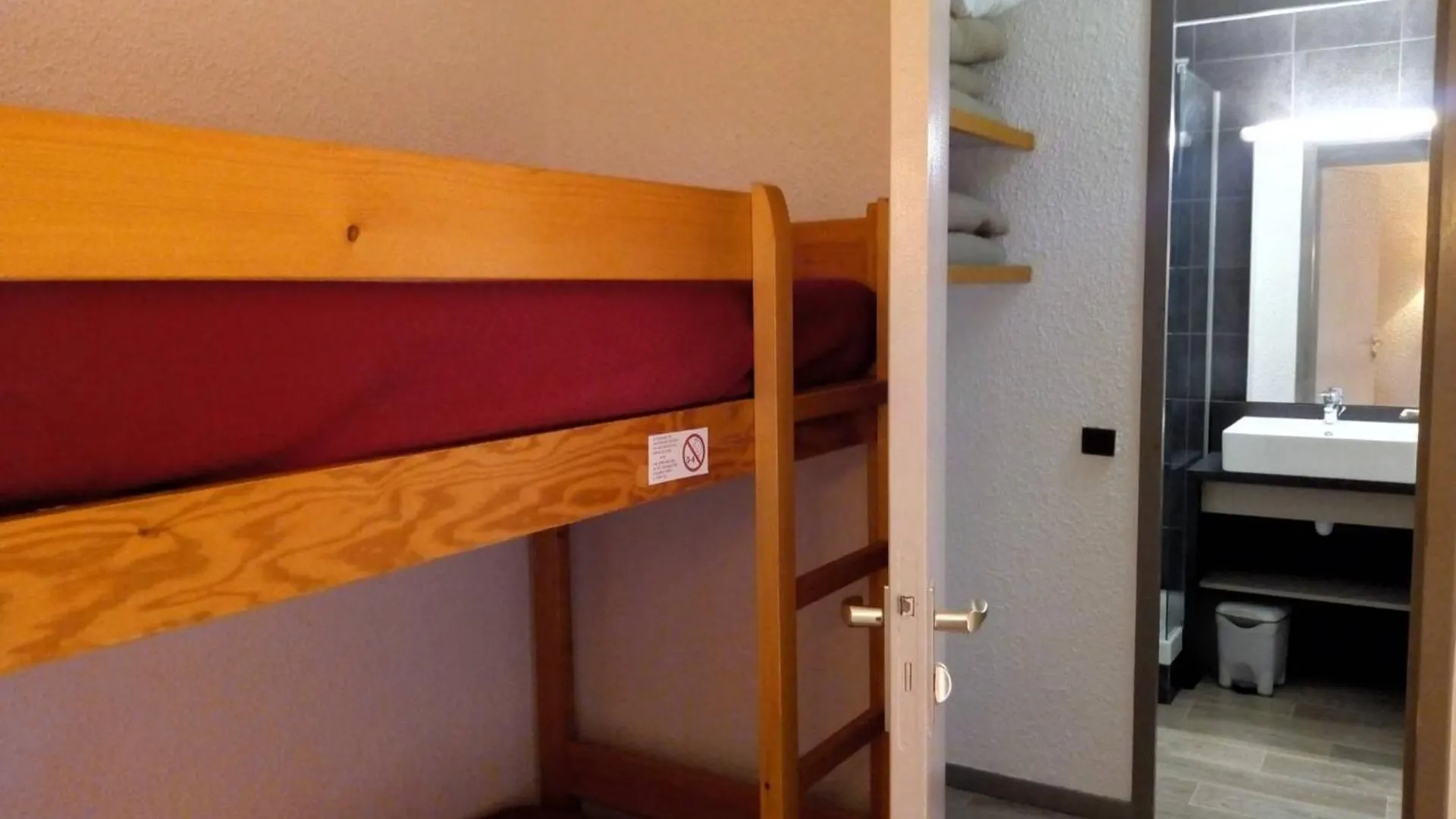 Meribel: Appartement 3 Pieces Avec Mezzanine, Balcon, Acces Direct Aux Pistes - Fr-1-355-186 Apartment