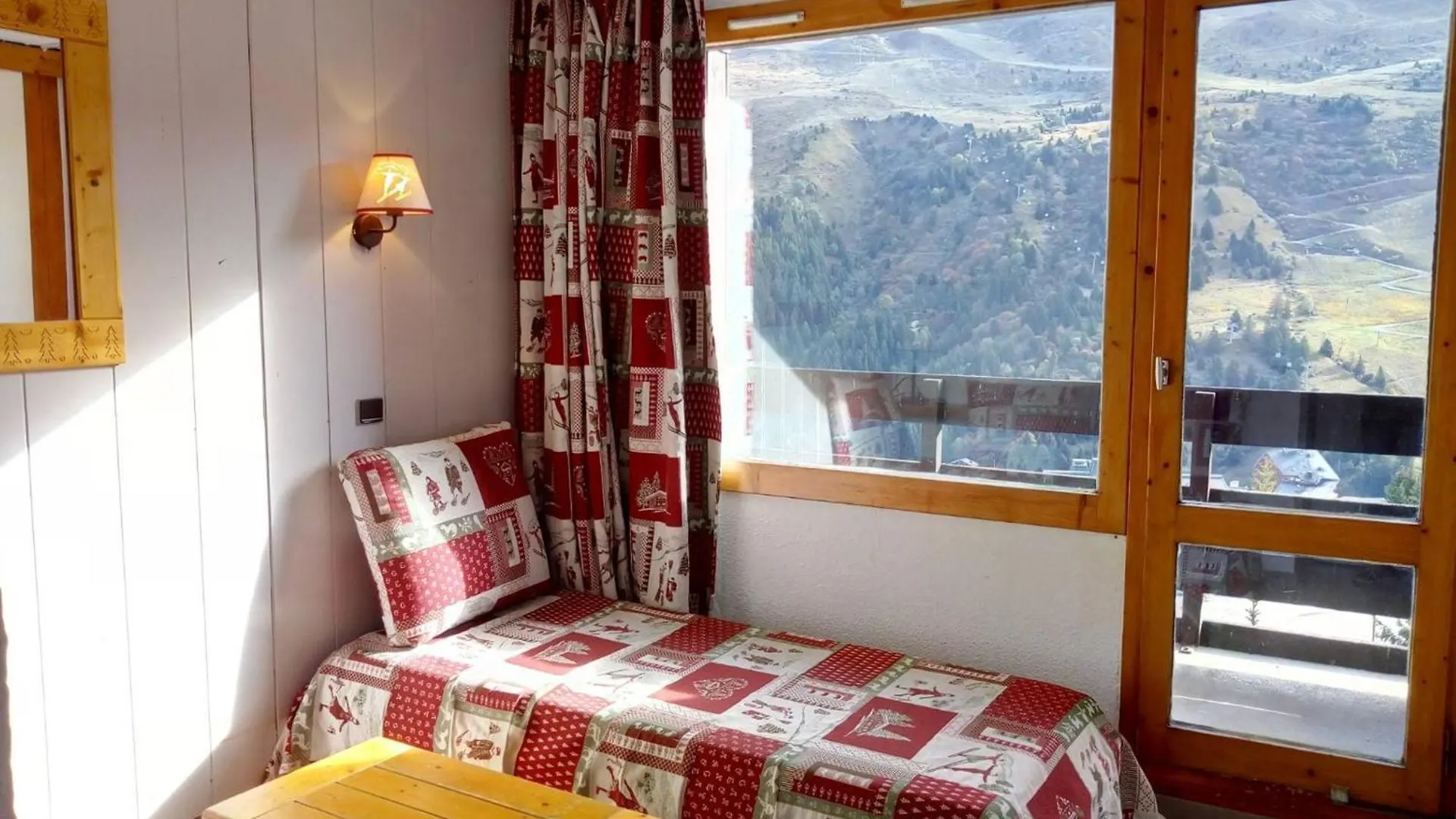 Meribel: Appartement 3 Pieces Avec Mezzanine, Balcon, Acces Direct Aux Pistes - Fr-1-355-186 Apartment Meribel